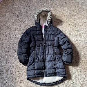 Girls Old Navy black puffer coat. Size small (6/7). Good condition.